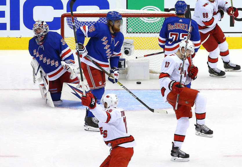 НХЛ: Каролина выиграла серию у Рейнджерс, Торонто обыграл Каламбус