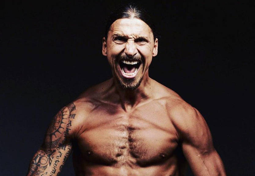 Лев на суше, акула в море: Ибрагимович похвастался прыжком с яхты Лев на суше, акула в море: Ибрагимович похвастался прыжком с яхты