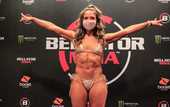 Bellator: Победу боец отпраздновала зажигательным танцем прямо на ринге