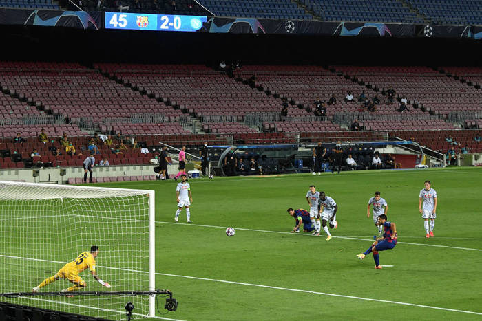 Барселона обыграла Наполи и вышла в четвертьфинал Лиги чемпионов