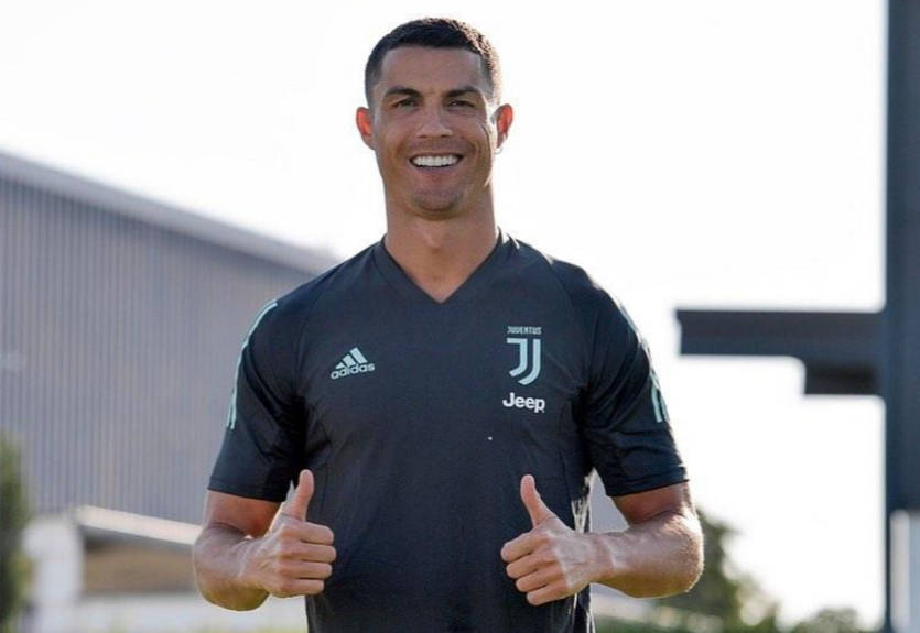 Роналду после вылета из Лиги чемпионов проводит время на яхте, хвастаясь прессом