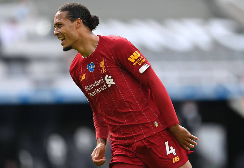 Ван Дейк с окровавленным лицом покинул поле в товарищеском матче Ливерпуля