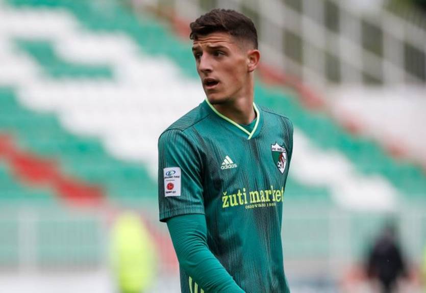 В матче ЛЕ игрок получил желтую карточку за то, что споткнулся в своей штрафной В матче ЛЕ игрок получил желтую карточку за то, что споткнулся в своей штрафной