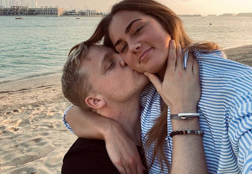 Девушка новичка МЮ уже держала трофей АПЛ в своих руках - она дочь легендарного футболиста Девушка новичка МЮ уже держала трофей АПЛ в своих руках - она дочь легендарного футболиста
