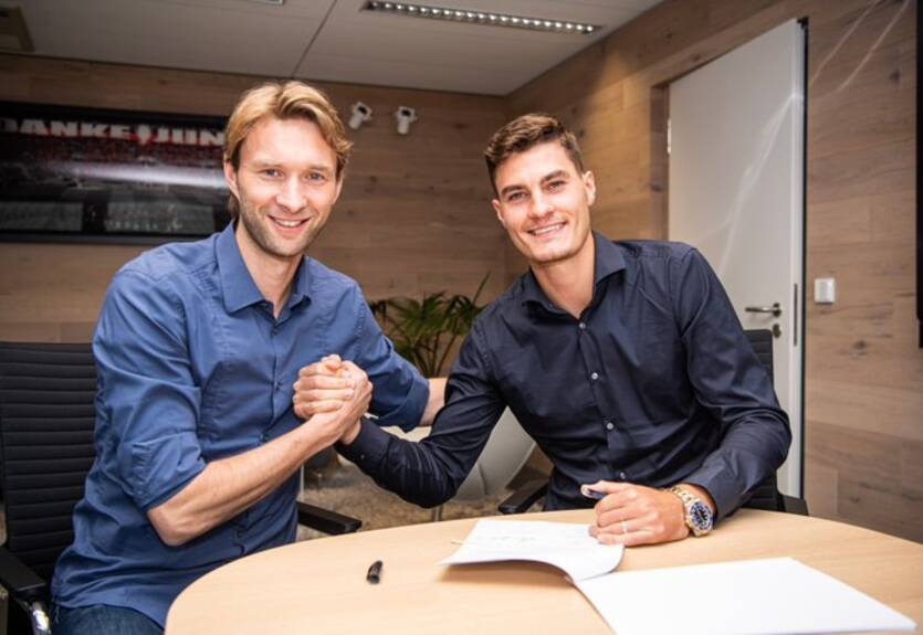 Патрик Шик подписал контракт с Байером