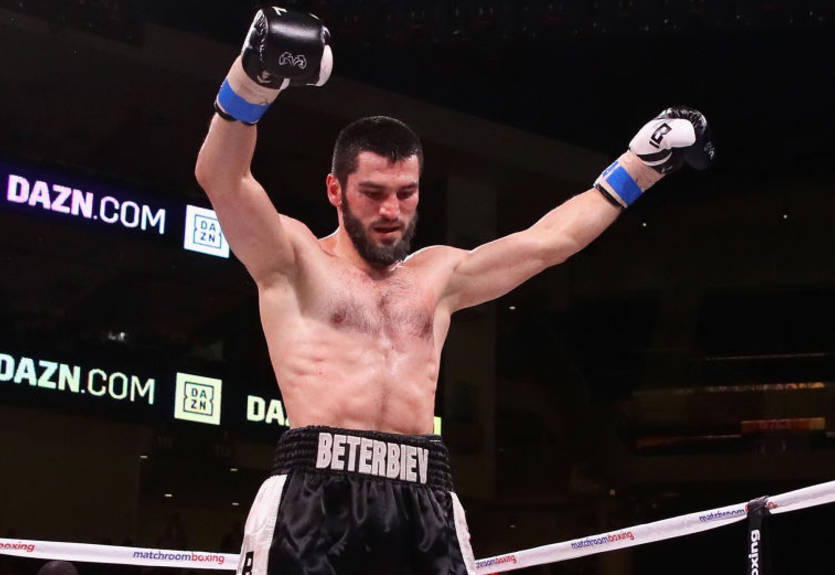 Бой Бетербиев - Дейнес отменили из-за травмы россиянина