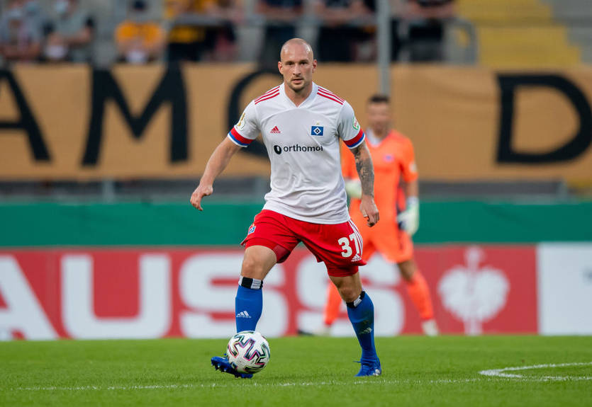 Футболист Гамбурга напал на фаната после вылета из Кубка Германии