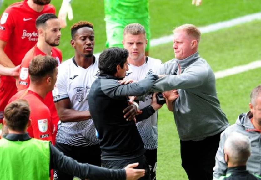 Боевой прием: Тренер Суонси схватил за горло игрока Бирмингема, повалив того на газон