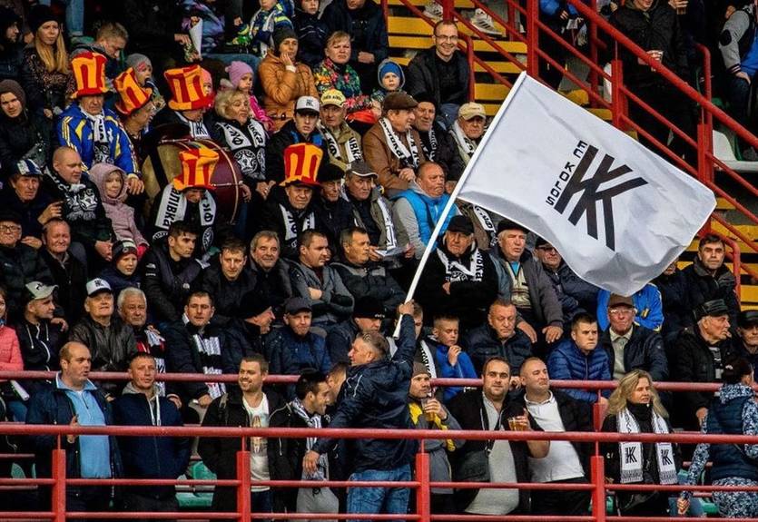 Колоссальная поддержка: Фанаты Колоса смотрели матч на большом экране у стадиона клуба