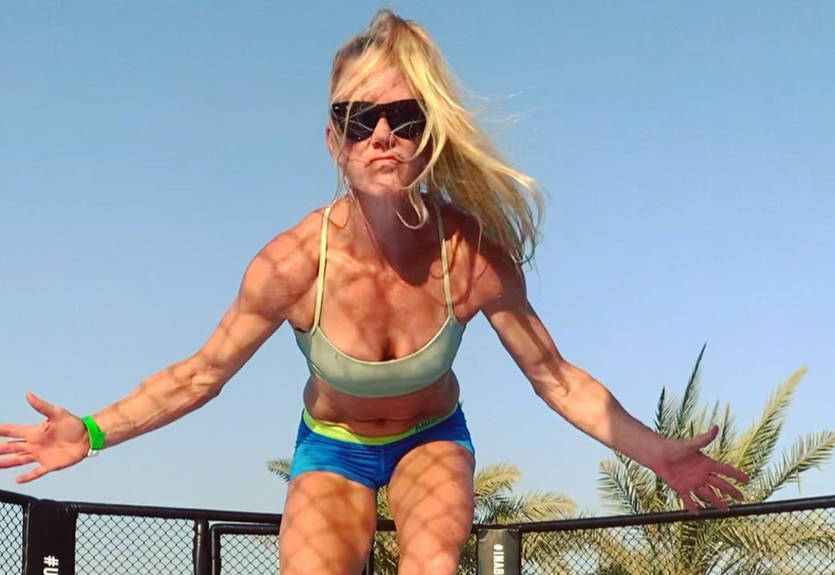 Холли Холм на взвешивании показала свое невероятное тело