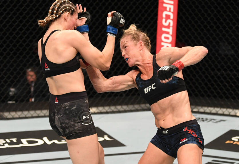 Холм победила Альдану на UFC Fight Island 4