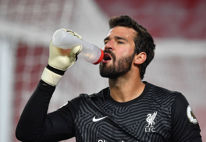 Алиссон пропустит минимум месяц из-за травмы