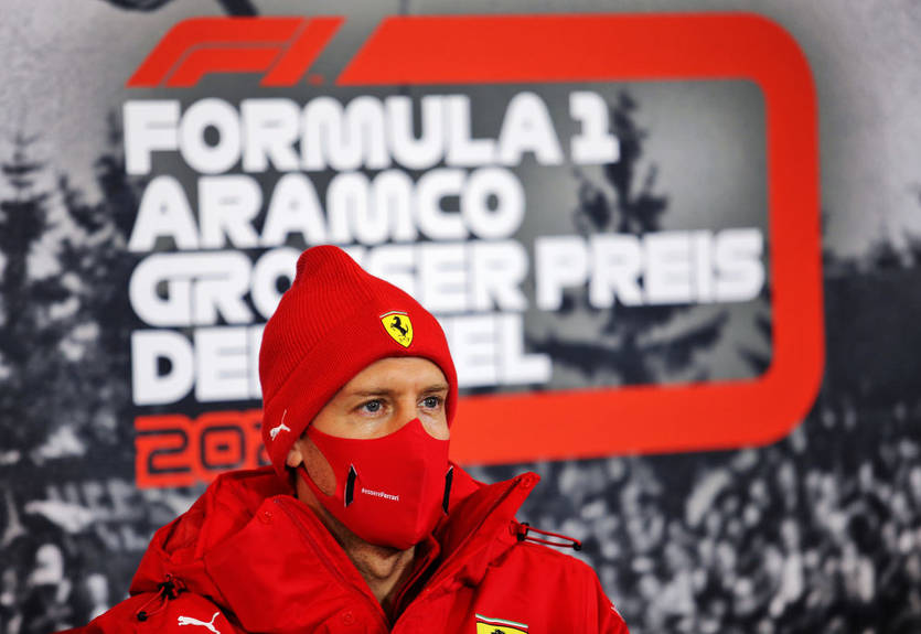 Феттель показал свой шлем в честь Шумахера для Гран-при Айфеля