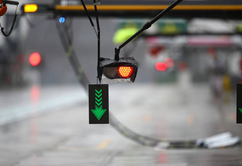 Старт второй практики Гран-при Айфеля отложили на неопределенный срок