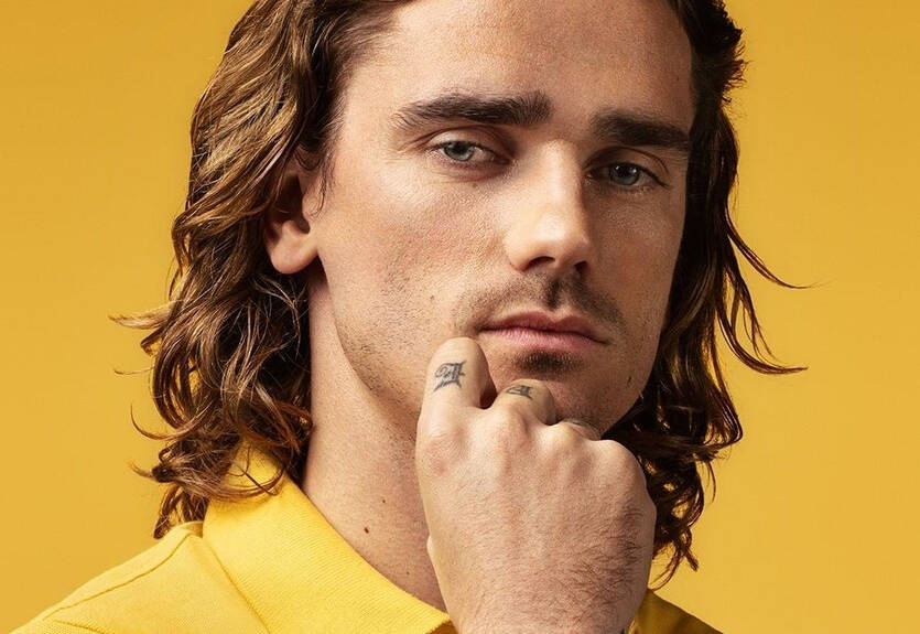 Гризманн в стильном образе снялся в рекламе наушников