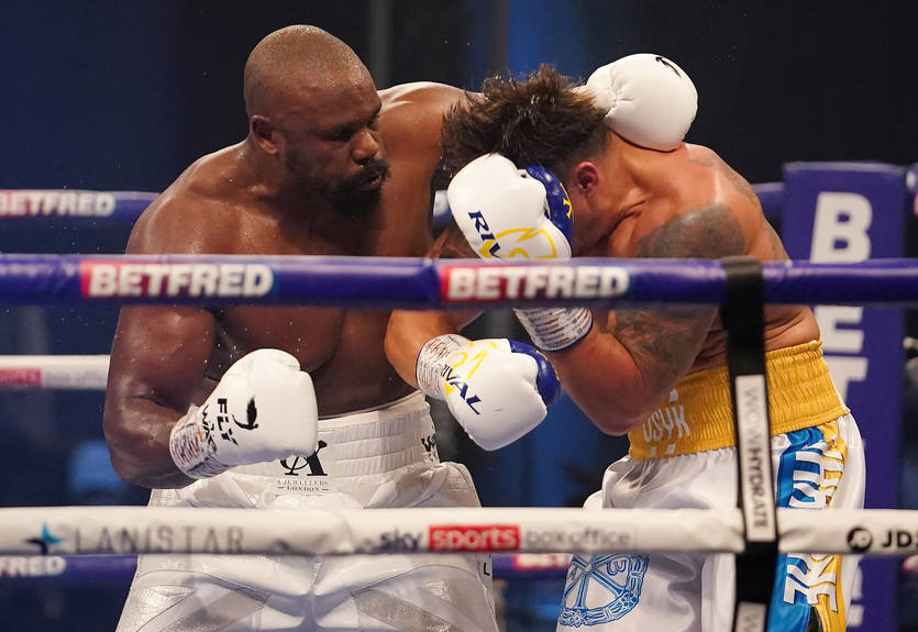 Усик: Я показал рефери, что Дерек бьет ниже пояса, на что увидел полный игнор