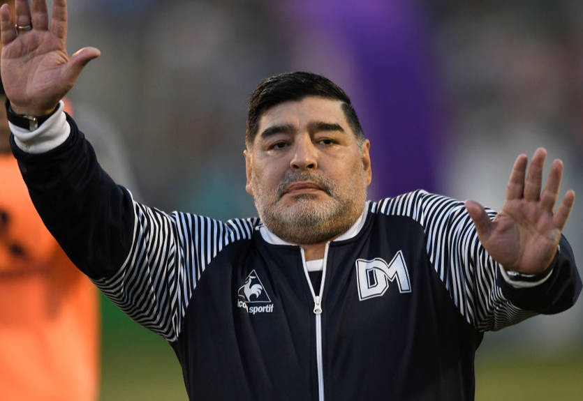 "Обнимаю от души": Месси поддержал Марадону после операции