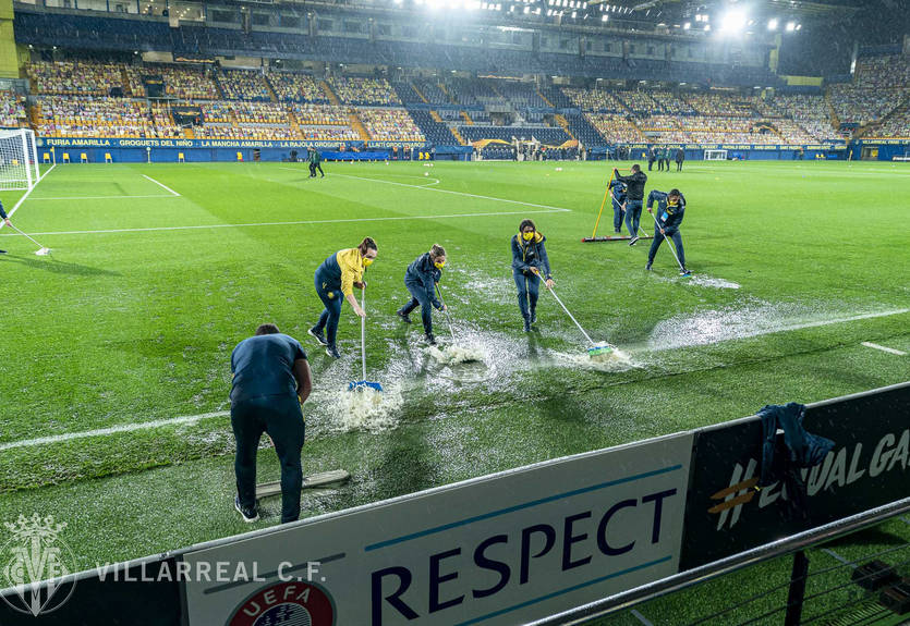 Вильярреал показал видео жуткого ливня, который на час отложил начало матча Лиги Европы