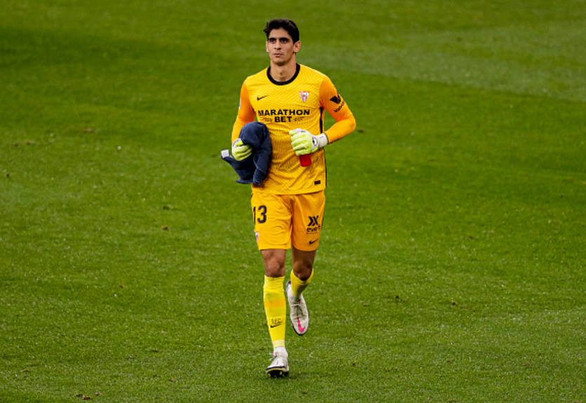 Вратарь Севильи Буну заразился коронавирусом