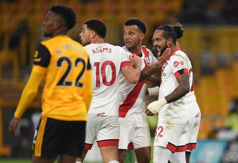 Первый за 15 лет гол Уолкотта за Саутгемптон не принес его команде победу