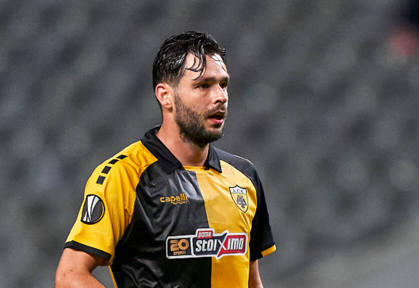 Шахов получил красную карточку за грубый фол на Иванисене