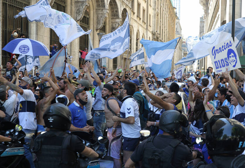 В Аргентине попрощались с Марадоной: тысячи людей пришли провести легенду в последний путь