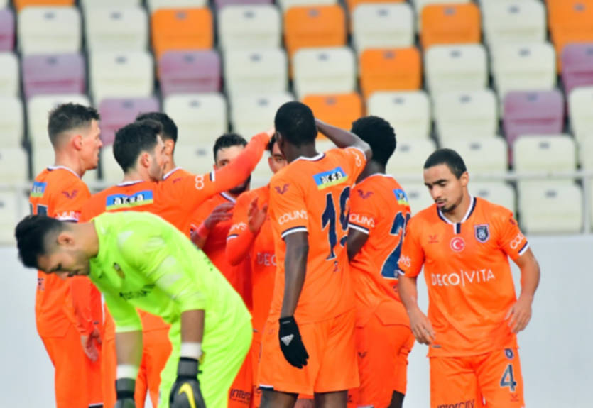 Игроки Истанбула отказались доигрывать матч с ПСЖ