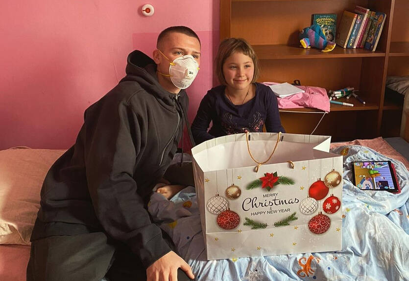 Дуэлунд устроил рождественский сюрприз детям, находящимся в больнице