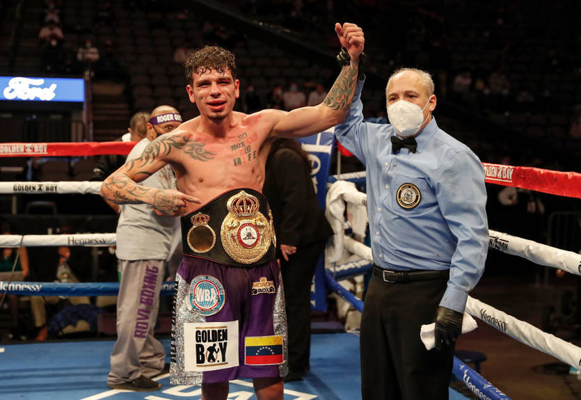 Феликс Альварадо защитил титул IBF, его брат сенсационно потерял пояс WBA