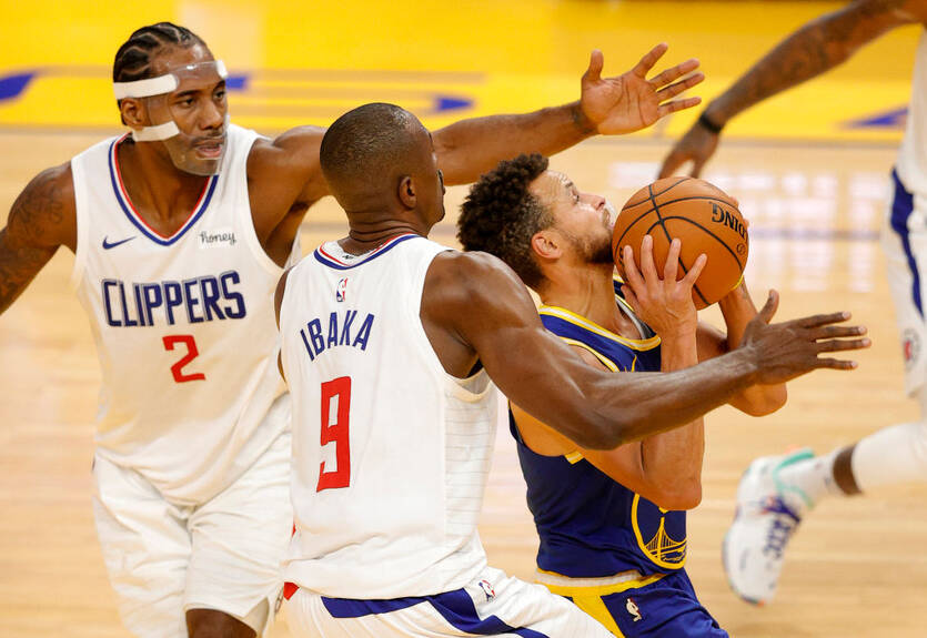 Шикарный бросок Карри и трехочковый Адетокунбо - среди лучших моментов дня в НБА