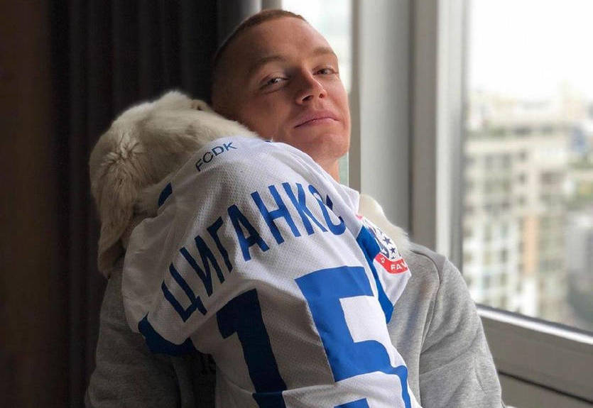 Милота дня: собака Цыганкова поздравила футболиста с призом лучшему игроку года