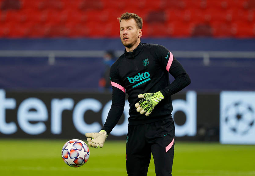 Барселона отказала своему вратарю в просьбе продать его