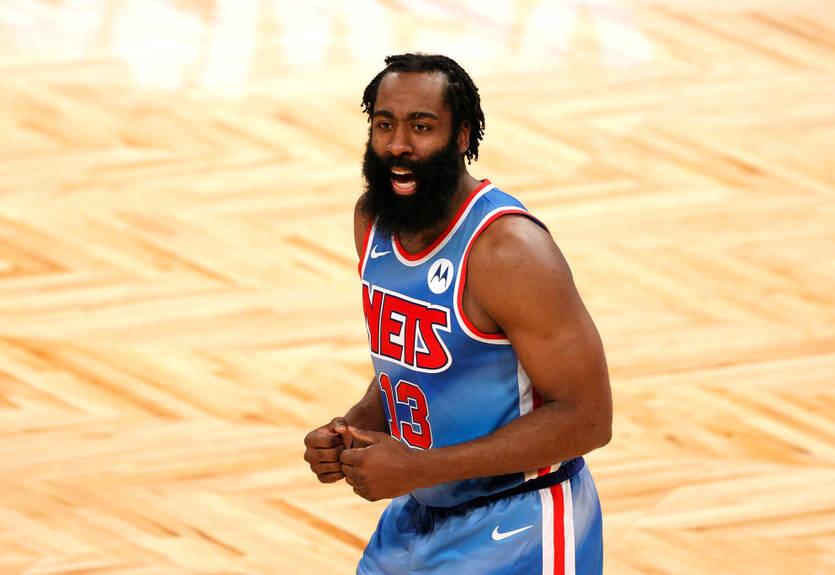 Харден шлепнул судью после успешного прохода под кольцо