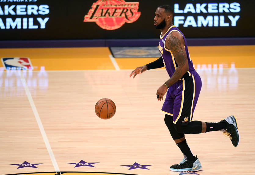 Бросок из-за дуги ЛеБрона возглавил Топ-5 моментов дня в НБА