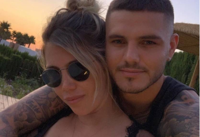 Икарди с женой подарили Неймару куклу в натуральный рост