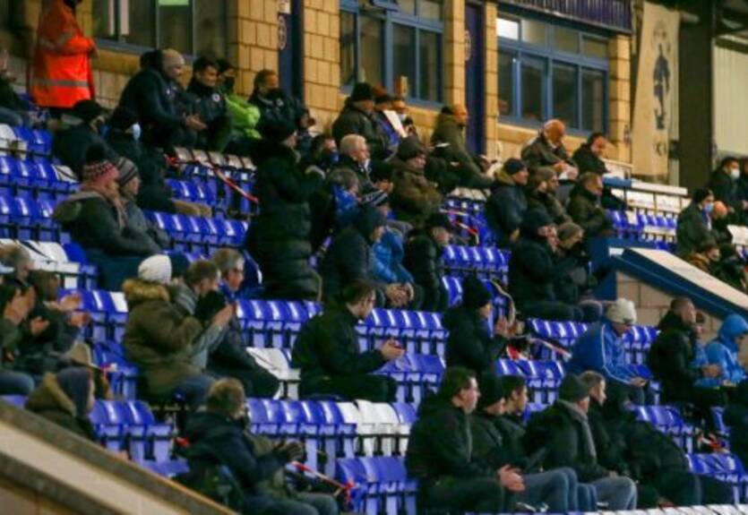 Обнаженная девушка сорвала собрание английского клуба