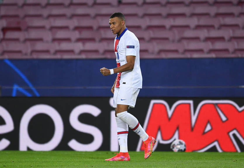 Мбаппе - третий игрок, забивший Барселоне хет-трик в Лиге чемпионов