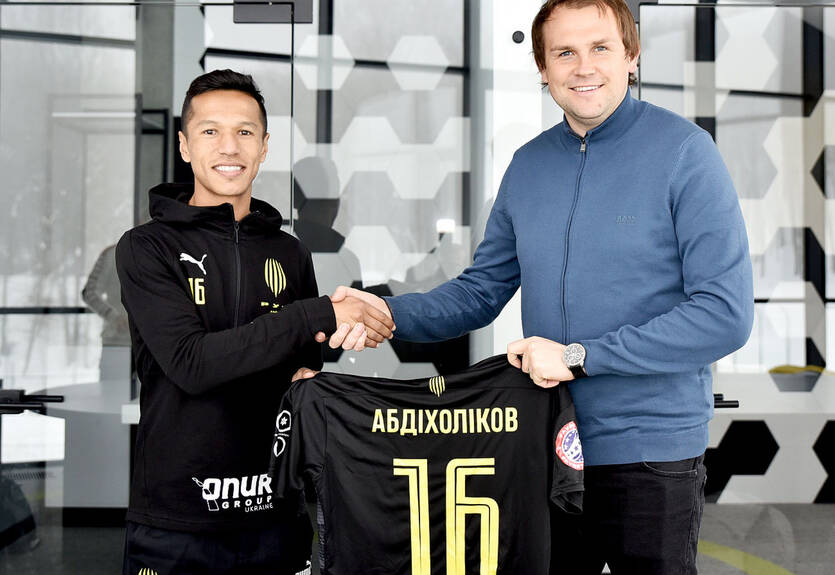 Рух подписал нападающего сборной Узбекистана