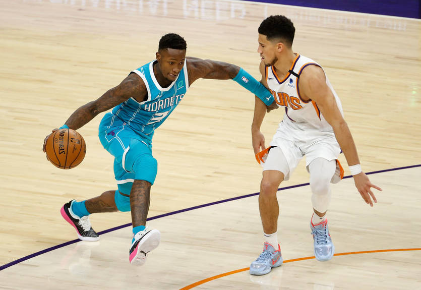 Адетокумбо и Букер стали лучшими игроками недели в НБА