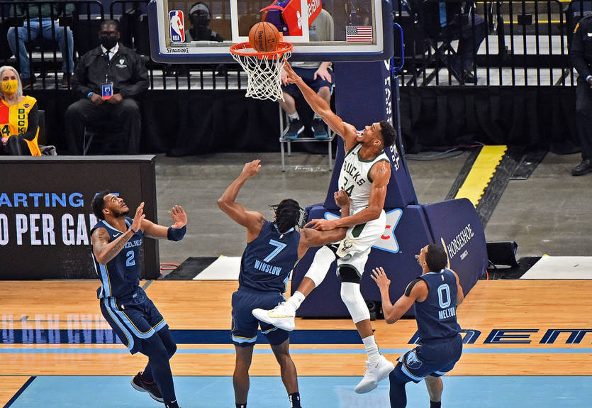 НБА: Милуоки вырвал победу у Мемфиса, Голден Стэйт проиграл Финиксу