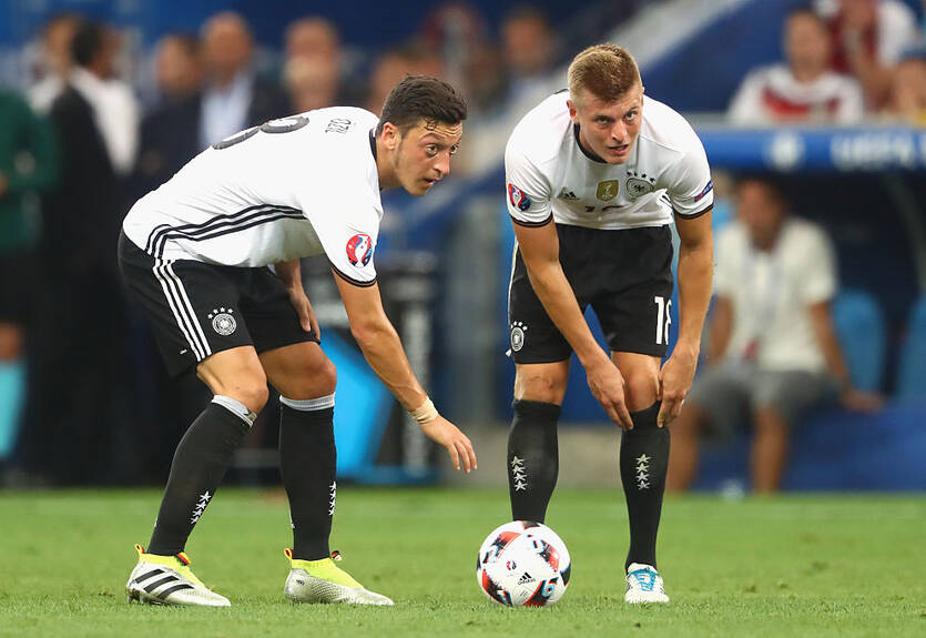 Нацист: Кроос подвергся оскорблениям за критику Озила