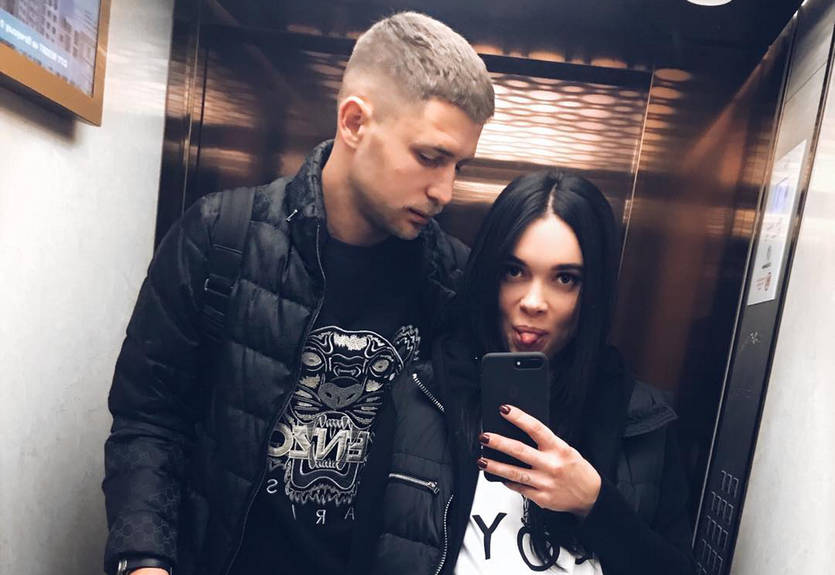 Кравец получил удар ногой сзади от жены за то, что не подождал ее