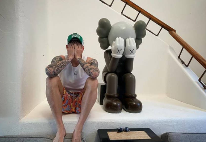 Бойко пополнил свою коллекцию двумя новыми медведями Bearbrick