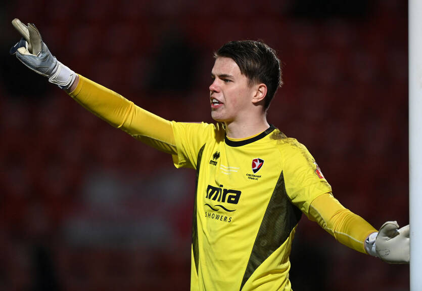 Клуб английской Лиги 2 подколол вратаря, получившего вызов в молодежку