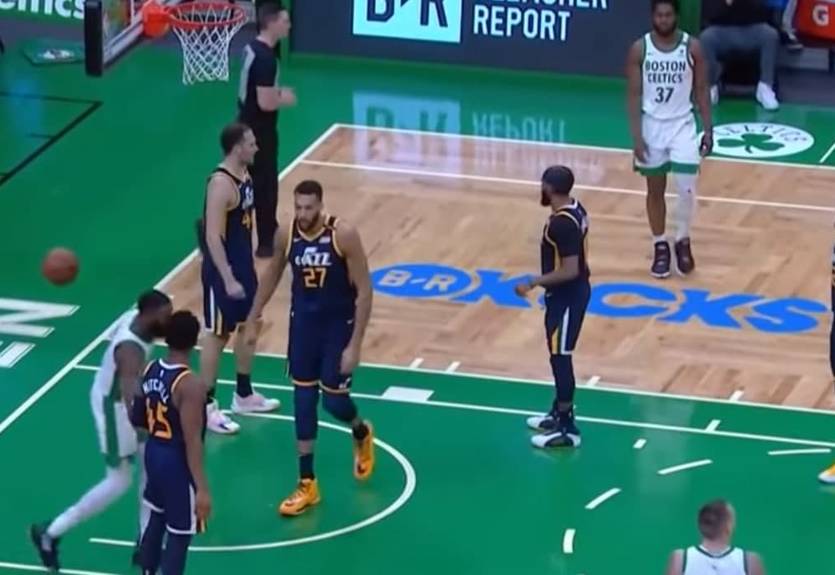 Митчелл врезал Брауну, когда тот шлепнул его по заднице Митчелл врезал Брауну, когда тот шлепнул его по заднице