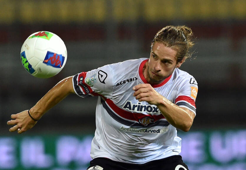 В Италии хавбек забил сумасшедший гол со своей половины поля