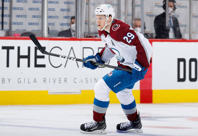 Маккиннон получил штраф за бросок шлема в лицо Гарланду