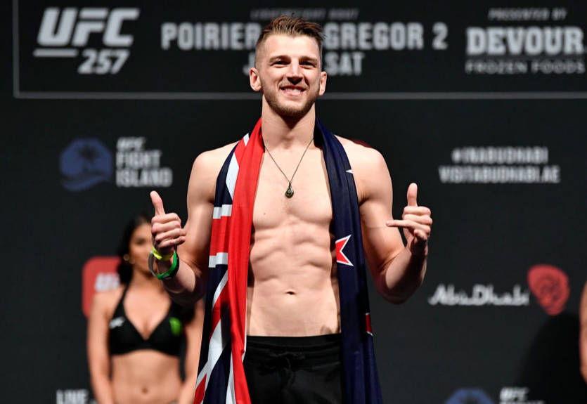 Чендлер пообещал нокаутировать Оливейру в первом раунде