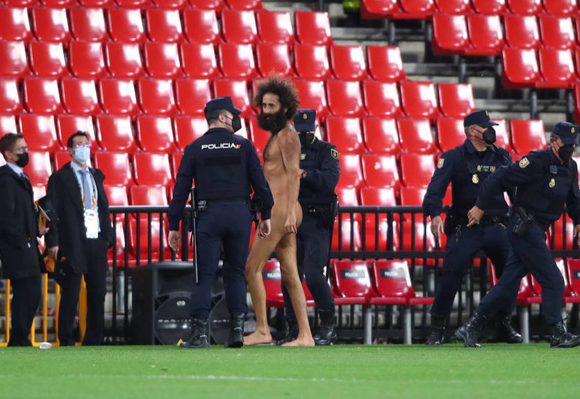 Голый мужчина выбежал на поле в матче Гранада - Манчестер Юнайтед Голый мужчина выбежал на поле в матче Гранада - Манчестер Юнайтед