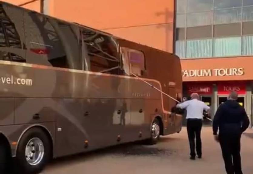 Автобус Реала забросали камнями в Ливерпуле Автобус Реала забросали камнями в Ливерпуле